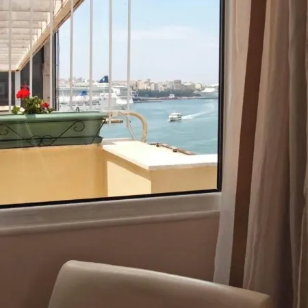 Triton Hotel Piraeus
