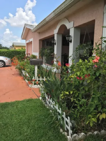 Cheerful and cozy 1 bedroom efficiency. Private