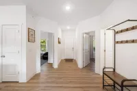 New Lakeview Penthouse - Amenities Galore! - Parkplatz