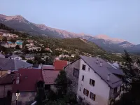 Studio in the heart of Seyne's citadel ski village and lake.