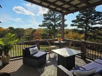 Apartment, Mountain View/Personal Deck Bikers Welcome. Mins to DT Eureka Spgs.