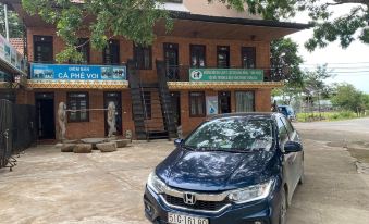 Van Long Elephants Lakeside View Hotel