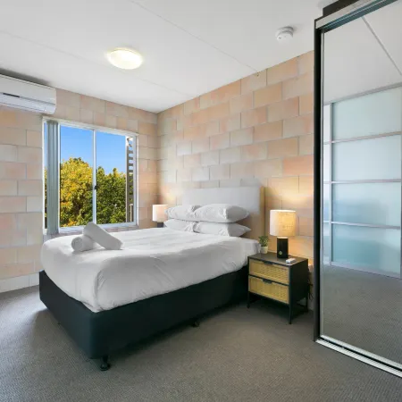 Sleek Apartment with Pool and Rooftop Terrace Отели в г. Саутпорт