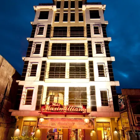 Hotel Maximillian Отели в г. Танджунг-Балай-Каримун