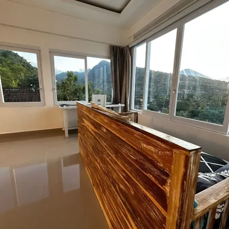 Waenis Sunset View Hotel and Restaurant, Amed, Bali Отели рядом с достопримечательностью «Храм Лемпуянг»