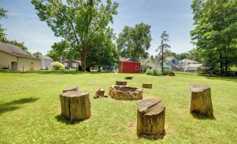 Fire Pit, BBQ & Yard: Family Home in Adrian
