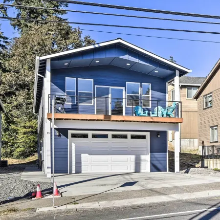 Stunning Stevenson Retreat w/ Mountain Views!
