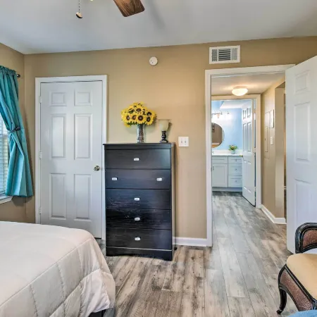 5 Mi to Beach: Gulf Shores Condo w/ Perks!