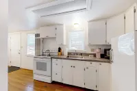 1BR Sunlit Retreat w/ Patio - Near Golf & Parks - 2 estrellas