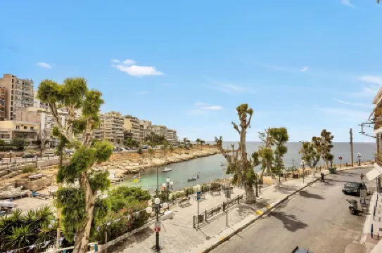 Sunny Apartment Next to the sea Amazing View