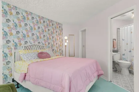 Home Town Takeover Downtown Stay!- Views of the Postcard Mural