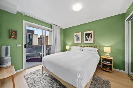 Braddon Retreat: Spacious 1-bed With Parking