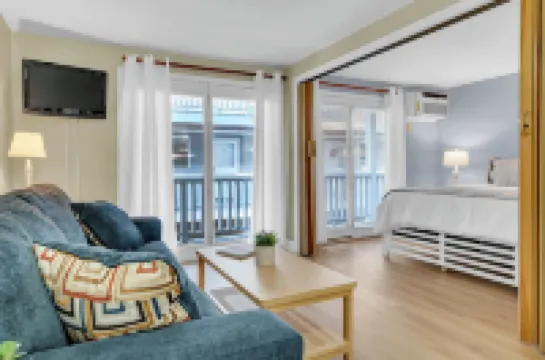 All is Wells Incredible Location! Walk to Beach