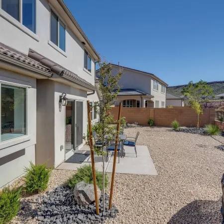 Hike, Golf, Unwind Poolside! Washington Home