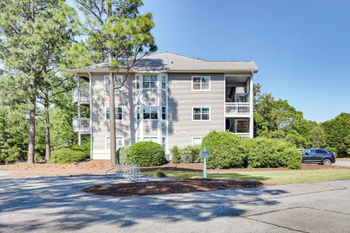 Southport Fall Getaway Condo w/ Deck + Pool - Balkon