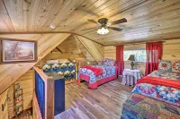 Secluded and Peaceful Tree Top Cabin with Loft Hotel di 