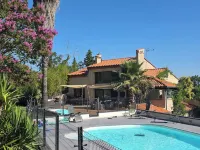 Renovated Catalan farmhouse, 2 minutes from the centre of Céret, not overlooked. Hotels in Ceret