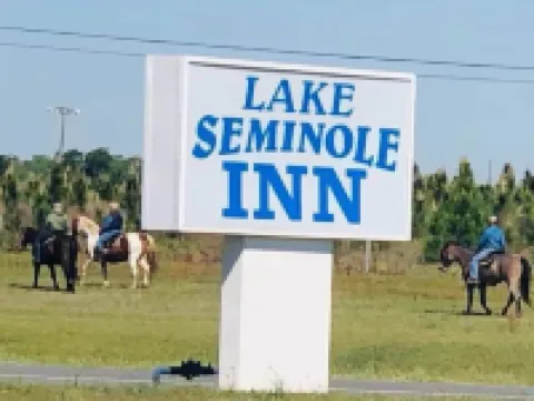 Lake Seminole Inn ジャクソンのホテル