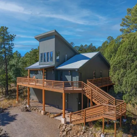 Deer Lover's Paradise w/Hot Tub.  Private Retreat But Only 5 Mins to Downtown.