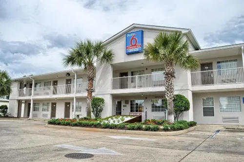 Studio 6 Extended Stay - Pascagoula, MS - Parking