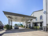 Days Inn & Suites by Wyndham NASA Space Center Houston - Parkplatz
