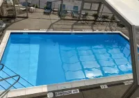 Days Inn by Wyndham Pittsburgh - piscina