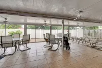 Private Beach & Pool Access! Fort Myers Getaway - Wifi
