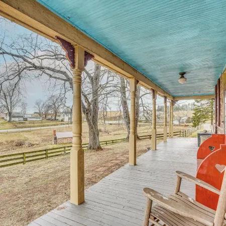 Rural & Historic Detour Escape w/ Horses On-site!