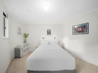Stylish 1-Bed Stay with Balcony & Study