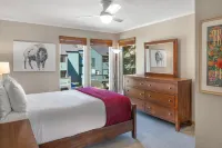 West End Walk to Lift 7 Hot Tub, Parking, Open Kitchen + Living Space 2 Bedroom Condo by RedAwning - 停車場