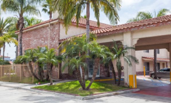 Days Inn & Suites by Wyndham South Gate