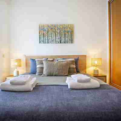 Pink House in Faro with 3 Bedrooms and 3 Bathrooms Rooms