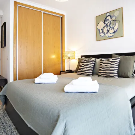 Pink House in Faro with 3 Bedrooms and 3 Bathrooms