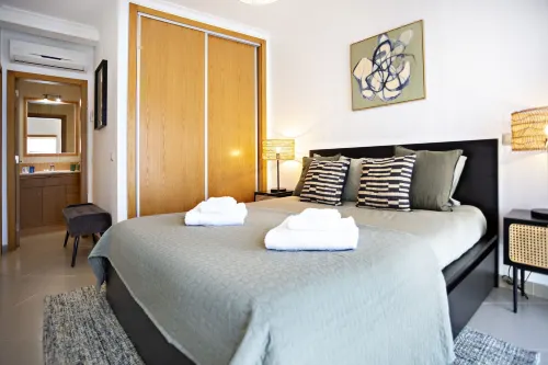 Pink House in Faro with 3 Bedrooms and 3 Bathrooms