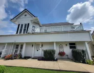 Large two floor 4-bedroom 2.5 bath apartment w AC, WiFi in downtown Glasgow KY