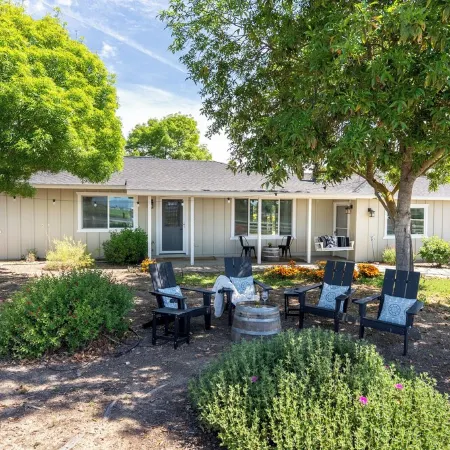 Boots & Barrels Ranch-2 master bedrooms,2 add'l bedrooms,3 baths, views, firepit