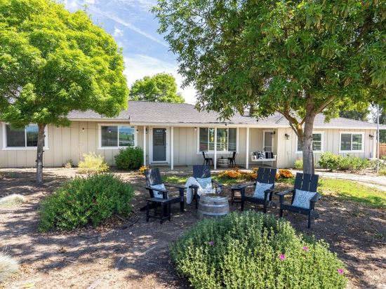 Boots & Barrels Ranch-2 master bedrooms,2 add'l bedrooms,3 baths, views, firepit