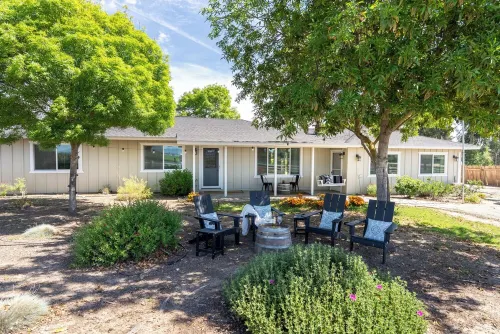 Boots & Barrels Ranch-2 master bedrooms,2 add'l bedrooms,3 baths, views, firepit