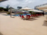 Hummer Hotel - Pools