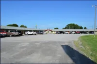 Green Acre Motel by OYO Near Rush County Airport - โมเทล