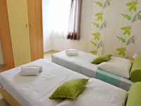 Ideal getaway flat with pool and rumpus room 타르 호텔