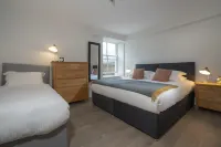 The Redbanks - Contemporary Apartment by LetMeStay - 3-Star