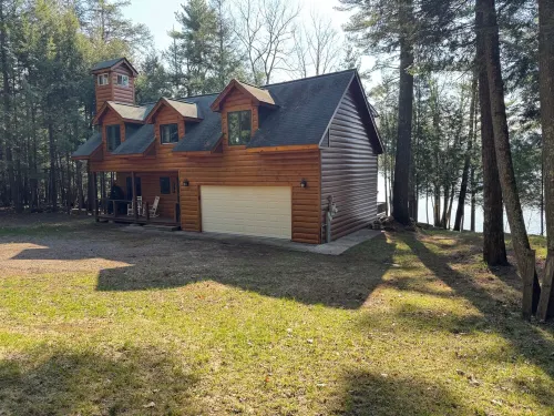 Lakefront Hemlock house on 3 acres, 5-Bdrm retreat on private lake, near casino