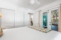 Beautiful Original Seaside Cottage + Swim & Tennis Club: Sleeps 6