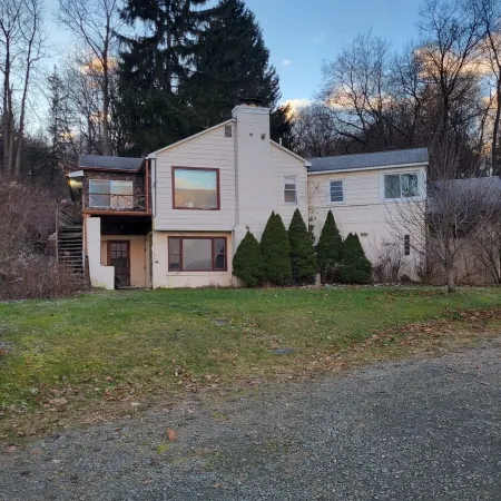 Rustic, Cozy Cottage with Backyard Waterfall and Cayuga Lake Views! Hotels in Ithaca