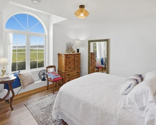 Spectacular beachfront with epic views, beautiful lit-up deck for sunset dining! Hotels in Lubec