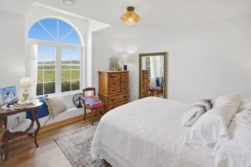Spectacular beachfront with epic views, beautiful lit-up deck for sunset dining!