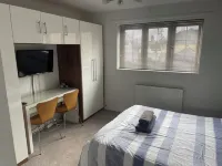 River House 2Br 1 Bathroom Downstairs Toilet Parking St Neots Town Centre - Park Yeri