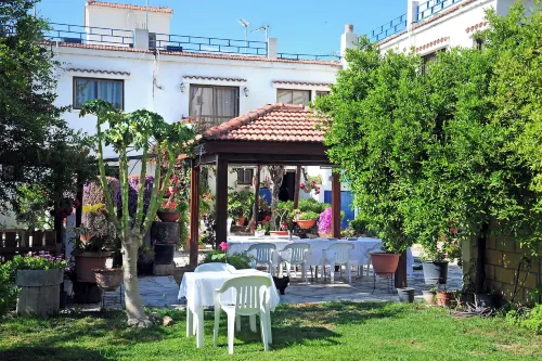 Room in Apartment - One Bedroom Apartment - Just 800 m from the Beach - navetta aeroportuale