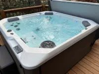 林維爾土地港的溪畔小屋 - 浴缸